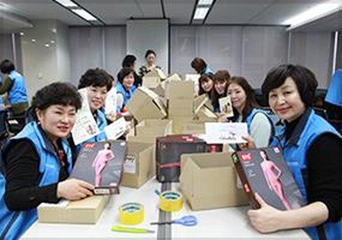 · 독거노인종합지원센터와 함께 홀몸어르신 크리스마스 내복 전달
· 라이나생명, 사회공헌활동으로 보건복지부장관상 수상
·한국정보화진흥원과 정보격차해소를 위한 MOU 체결 및 PC 기증
