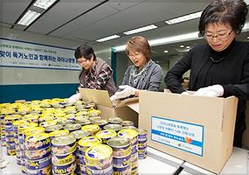 · 독거노인종합지원센터와 함께 홀몸어르신에게 사랑의 식품 Kit 전달