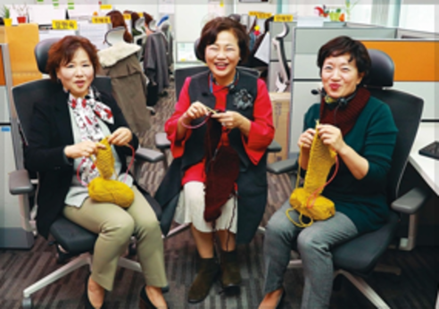 · 사랑잇는전화, 임직원과 TMR 봉사자가 함께한 사랑의 목도리 뜨기 봉사활동
